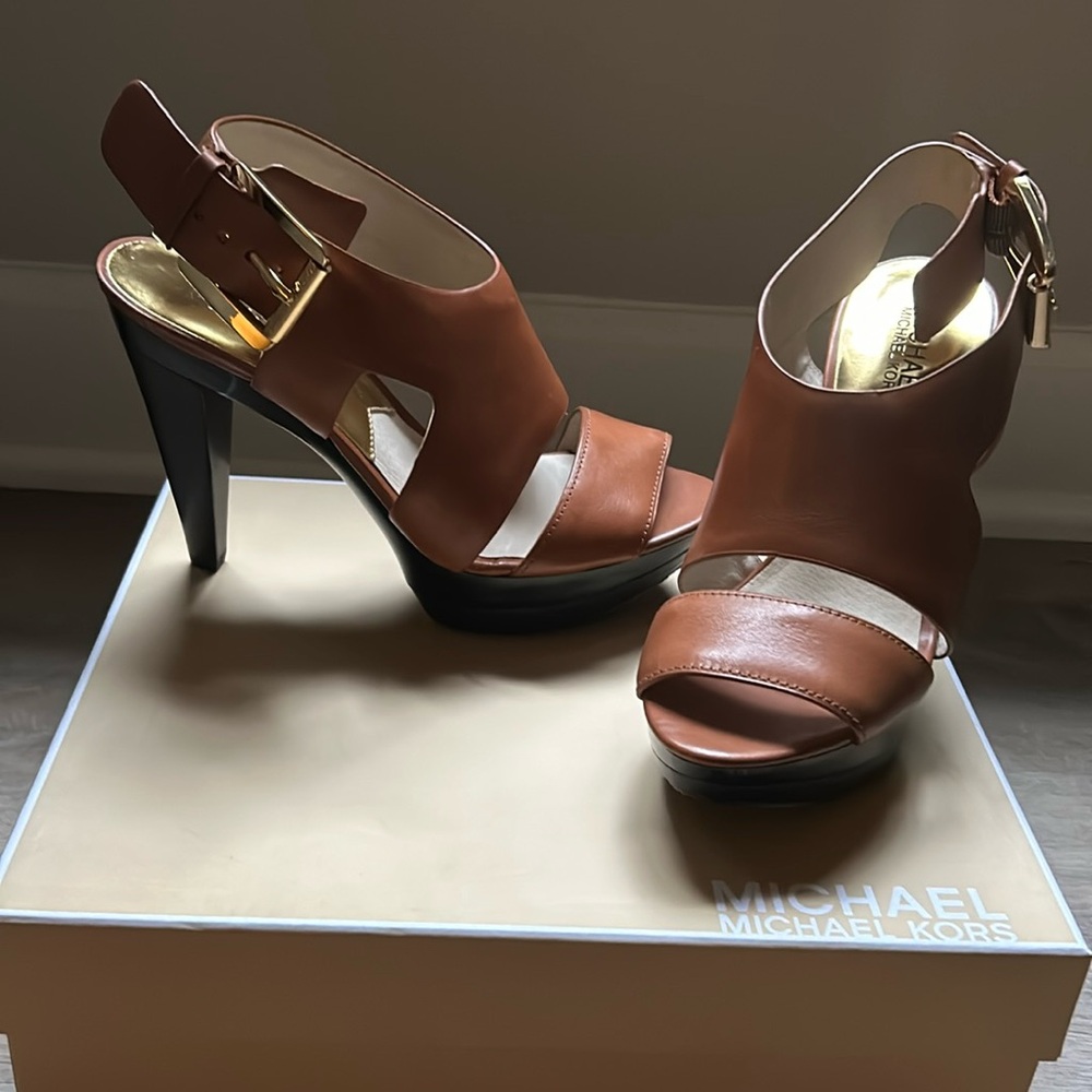 Michael Kors size 6 Carla Platform shoe